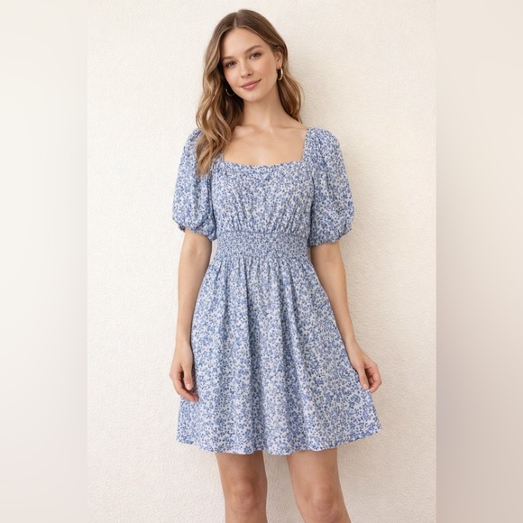 Old Navy Dresses & Skirts - Waist-Defined Puff-Sleeve Scoop-neck Smocked Country Floral Print